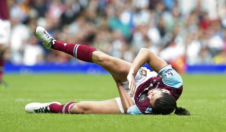 Nedtur. Andy Carroll lagde op til to scoringer i 3-0-sejren over Fulham i lørdags, men blev også skadet efter et sammenstød med Brede Hangeland. 