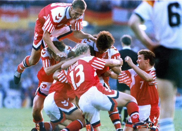 Hurra. Glæde på det danske hold efter Kim Vilfort har scoret til slutresultatet 2-0 i EM-finalen mod Tyskland i 1992. 