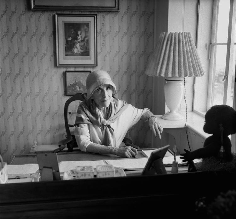 Alter-ego. Når Karen Blixen oversatte sine engelske værker til dansk, havde hun stadig forfatterkasketten på, og derved udviklede hun i processen en ny version. 