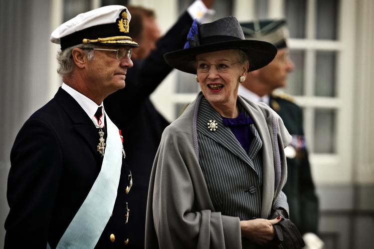 Problemer. Den svenske kong Carl Gustav vil ikke sagsøge forlaget bag den bog, der har kastet ham ud i en sexskandale, til trods for at billederne ser ud til at være falske. Her ses han på statsbesøg hos sin kusine Margrethe i Danmark. 