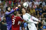 hovedstødstrussel. Normalt er det  Michal Kadlecs opgave at hjælpe målmand Petr Cech med at forhindre blandt andre Cristiano Ronaldo i at score mål, men forsvarsspilleren er selv en trussel i den anden ende af banen. 