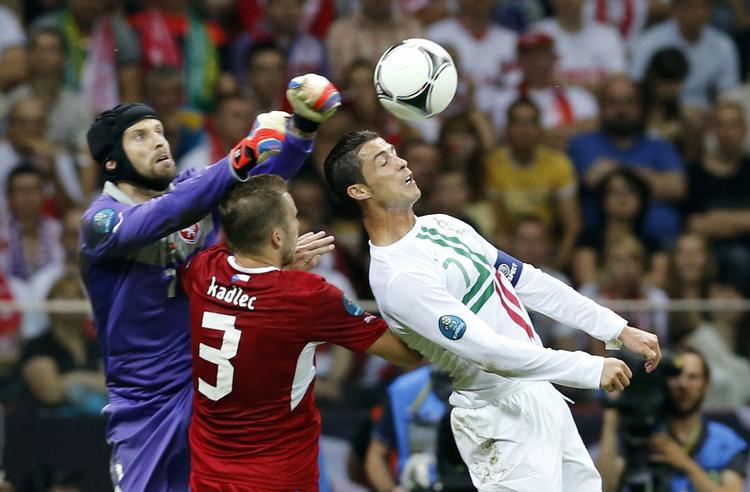 hovedstødstrussel. Normalt er det  Michal Kadlecs opgave at hjælpe målmand Petr Cech med at forhindre blandt andre Cristiano Ronaldo i at score mål, men forsvarsspilleren er selv en trussel i den anden ende af banen. 