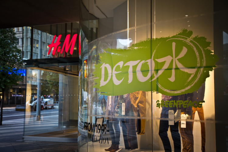 Aktion. Greenpeace aktionerede sidste år bl.a. mod denne H&amp;M-butik i Stockholm for at få den svenske tøjgigant til at bremse brugen af farlige kemikalier i produktionen. 