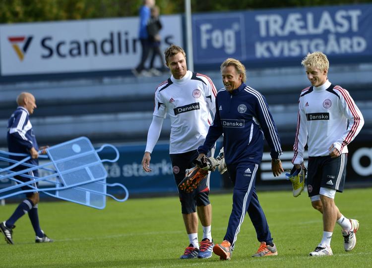 Træning. Stephan Andersen (t.v.) får Lars Høgh til at slå en latter op. På lørdag er det alvor mod Tjekkiet. 