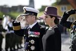 Andægtigt. Kronprinsen og kronprinsessen står ranke foran den krans, de netop har lagt ved en ceremoni til minde om danske soldater faldet i krigen. 