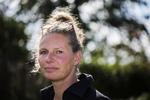 Ventetid. Kirsten Sandvad Hansen har ventet i over halvandet år på at få udbetalt erstatning, efter at hendes mand blev knivdræbt i maj 2010. 