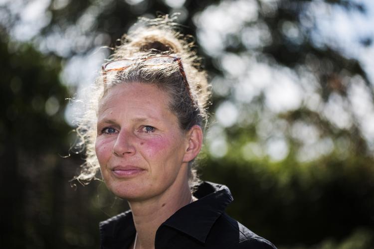 Ventetid. Kirsten Sandvad Hansen har ventet i over halvandet år på at få udbetalt erstatning, efter at hendes mand blev knivdræbt i maj 2010. 