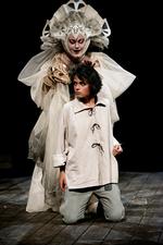 (U)hyggelig. Med sit blik kan skammerens datter få alle i rummet til at gå i trance. Politikens anmelder følte det på egen krop. 