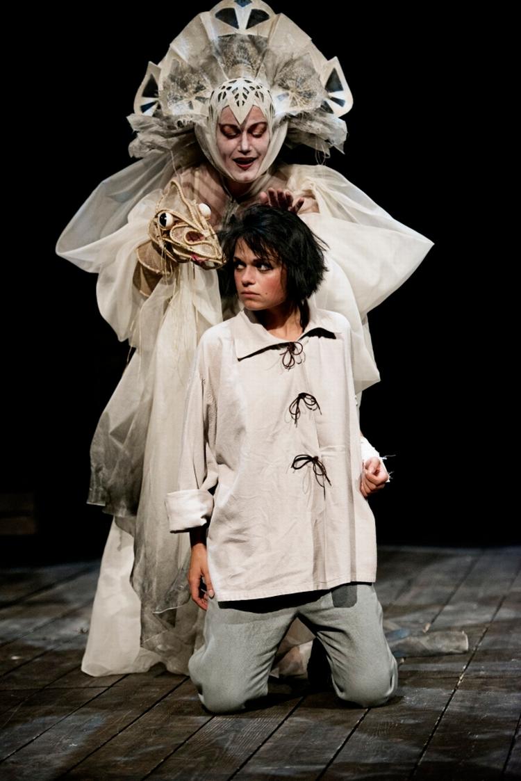 (U)hyggelig. Med sit blik kan skammerens datter få alle i rummet til at gå i trance. Politikens anmelder følte det på egen krop. 