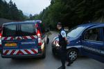 skuddrama. Fransk politi på åstedet, hvor fire mennesker blev fundet dræbt. 