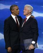 Tak! Barack  Obama kom på scenen for at takke Bill Clinton for de pæne ord. Præsidenten selv taler natten til i morgen. 