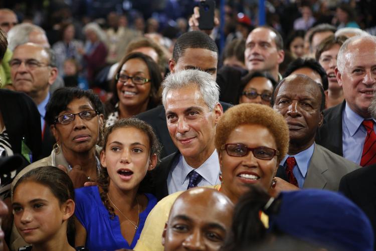 Chicagos borgmester Rahm Emanuel - tidligere stabschef i Det Hvide Hus - lytter til talerne. 