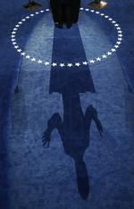 Bill Clinton taler og kaster lange skygger. 