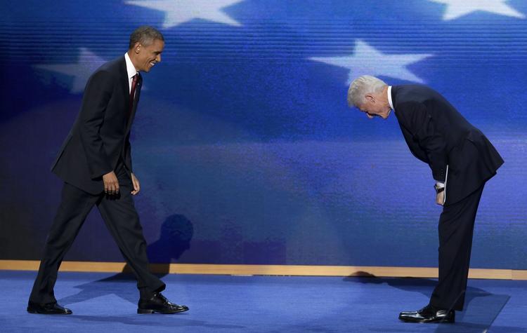 Den ene præsident bukker dybt for den anden: Bill Clinton har netop nomineret Barack Obama som demokraternes præsidentkandidat. 