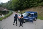 To små piger overlevede et skuddrama ved Annecy i Frankrig. Fire blev dræbt, heriblandt pigernes far og mor. 