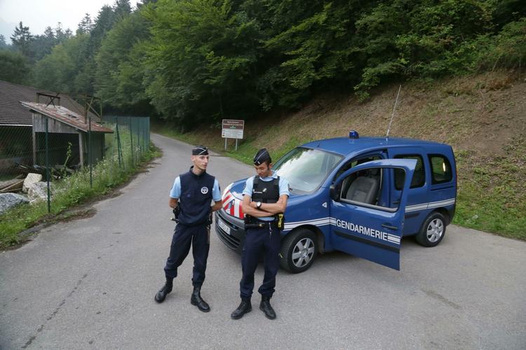To små piger overlevede et skuddrama ved Annecy i Frankrig. Fire blev dræbt, heriblandt pigernes far og mor. 