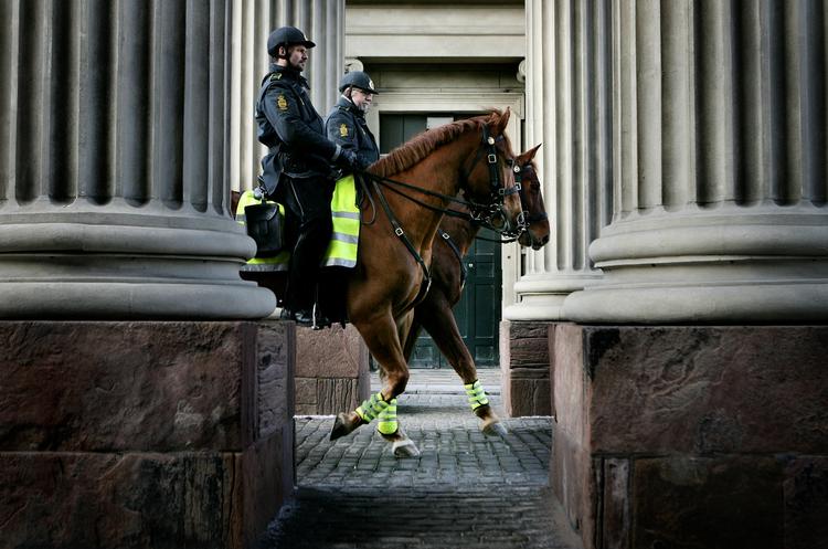 Hovslag. Det beredne politi skridter af og hestene bliver sat til salg per 1. december. 