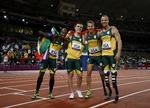 Guld.  Oscar Pistorius (t.h.) var i aftes med til at vinde PL-guld på 4x100 meter, hvor de satte verdensrekord i T44-klassen: 41,78 sekunder. I aften løber Pistorius finale på 100 meter. 