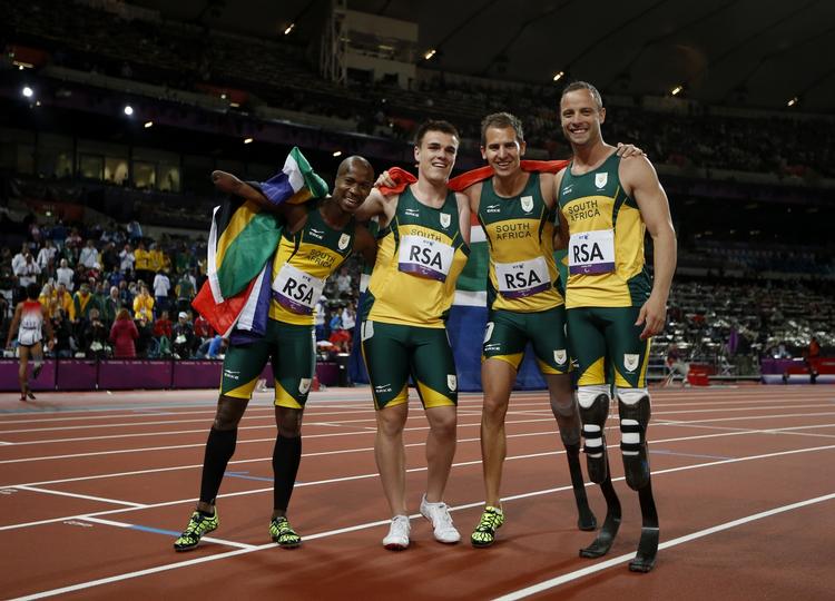 Guld.  Oscar Pistorius (t.h.) var i aftes med til at vinde PL-guld på 4x100 meter, hvor de satte verdensrekord i T44-klassen: 41,78 sekunder. I aften løber Pistorius finale på 100 meter. 