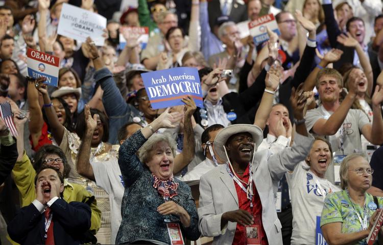 Larm. Lydniveauet steg voldsomt i Time Warner Cable Arenas store sal i nat, da demokraternes partikongres stemte om ændringsforslag til partiprogrammet. Her jubler deltagere tidligere på dagen. 