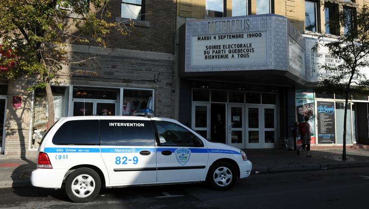 GERNINGSTED. Politibil foran Metropolis-koncerthallen i Montreal, hvor en mand skød mod en menneskemængde. 
