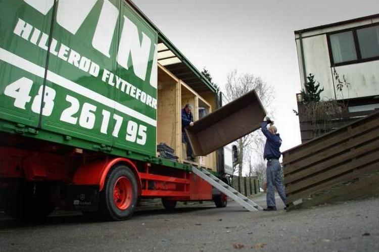 Billigst. Det koster markant mere at få flyttefolk til at slæbe dine ting om fredagen frem for om tirsdagen. 