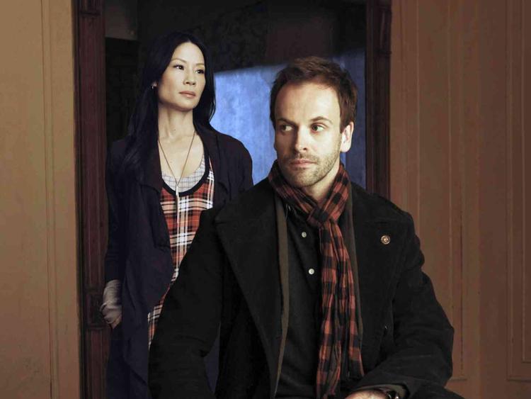 ELEMENTÆRT. Jonny Lee Miller (th.) spiller Sherlock Holmes i en ny fortolkning af figuren. Dr. Watson, der er kvinde i den nye version, spilles af Lucy Liu (tv.) 