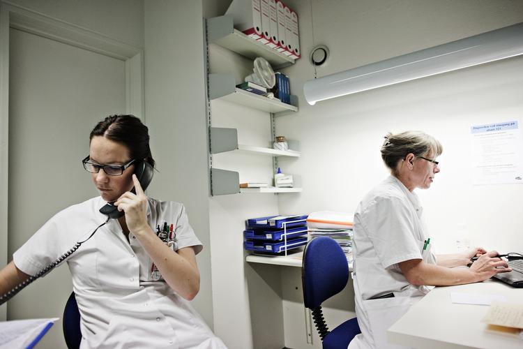 ULIGELØN. De kvindelige læger tjener langt mindre end de mandlige. Forklaringen er deres uddannelsesniveau. 