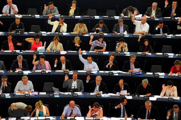 protest. Over en million EU-borgere har skrevet under på en protest mod, at medlemmer af EU-parlamentet mange gange om året rejser frem og tilbage mellem to parlamentsbygninger i Bruxelles og Strassbourg. 