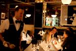 victor. Vælg en klassiker som steak frites fra menukortet med et glas vin til, og nyd det med rigelige mængder livlig stemning og god betjening til samt chokolade til kaffen. 