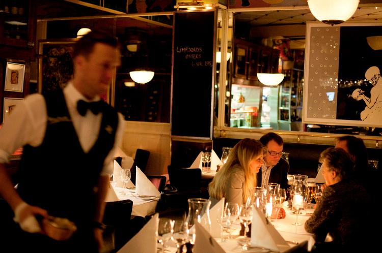 victor. Vælg en klassiker som steak frites fra menukortet med et glas vin til, og nyd det med rigelige mængder livlig stemning og god betjening til samt chokolade til kaffen. 