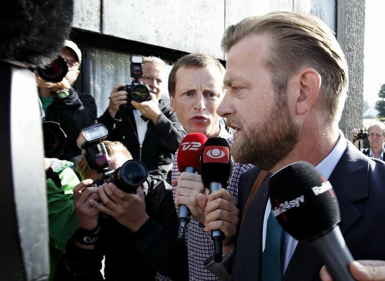 udspurgt. Peter Arnfeldt var spindoktor for Troels Lund Poulsen (V), som var skatteministeren, da Helle Thorning-Schmidt og hendes mand, Stephen Kinnocks, skattepapirer blev lækket. Arnfeldt blev afhørt på andendagen af Skattesagskommissionen 29. august. 