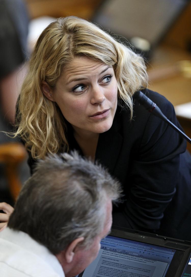 arbejdsmarkedspolitik. Enhedslisten i form af politisk ordfører Johanne Schmidt-Nielsen presser på for mere hjælp til ledige. 