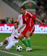 Daniel Jensen (i hvidt) i nærkamp med Ungarns Krisztian Vadocz i 0-0-opgøret i lørdags. 