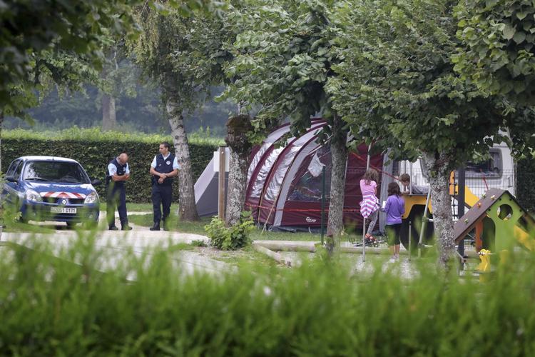 Gendarmeriet bevogter campingpladsen, hvor den britiske familie var på ferie. 