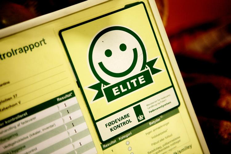 Styrelsen bag de glade og sure smileys skal spare for millioner. 