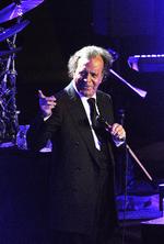 Latinolover. Struttende af selvtillid har Julio Iglesias fejret sit 45-års jubilæum på scenerne denne sommer. Her fra en  koncert i Prag. 