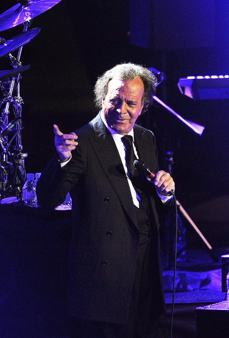 Latinolover. Struttende af selvtillid har Julio Iglesias fejret sit 45-års jubilæum på scenerne denne sommer. Her fra en  koncert i Prag. 