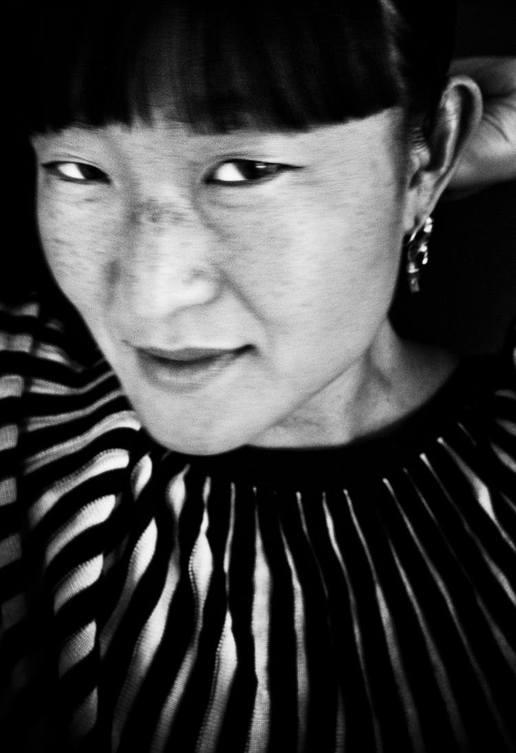 Avanceret. Den røde tråd i Eva Tinds nye bog, 'Rosenvej', er en enkel kronologisk konstruktion af billedet af en småborgerlig opvækst i provinsen i Parcelhusdanmark i 1970'erne og 80'erne. 