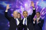Applaus. Vicepræsident Joe Biden og chefen himself lader sig hylde, efter Barack Obamas tale. 