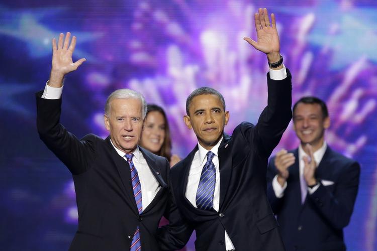 Applaus. Vicepræsident Joe Biden og chefen himself lader sig hylde, efter Barack Obamas tale. 