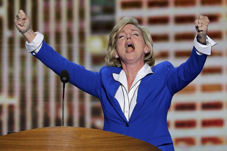 Eufori. Jennifer Granholm skabte jubel, da hun gik på talerstolen før Obamas tale. Hun mindede blandt andet om, hvor mange job i bilindustrien, der var blevet reddet: 211.000 