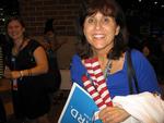 Topkarakter. Carrie Baird fra Carry, North Carolina, giver Obamas tale 10 ud af 10 point, da politiken.dk møder hende og hendes mange medbragte flag lige efter talen i mylderet uden for Time Warner Cable Arena i Charlotte. 