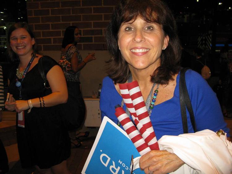 Topkarakter. Carrie Baird fra Carry, North Carolina, giver Obamas tale 10 ud af 10 point, da politiken.dk møder hende og hendes mange medbragte flag lige efter talen i mylderet uden for Time Warner Cable Arena i Charlotte. 