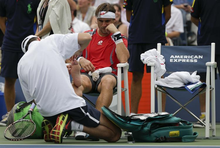 BEHANDLING. Både David Ferrer (billedet) og Janko Tipsarevic måtte modtage behandling under deres US Open-kvartfinale. 