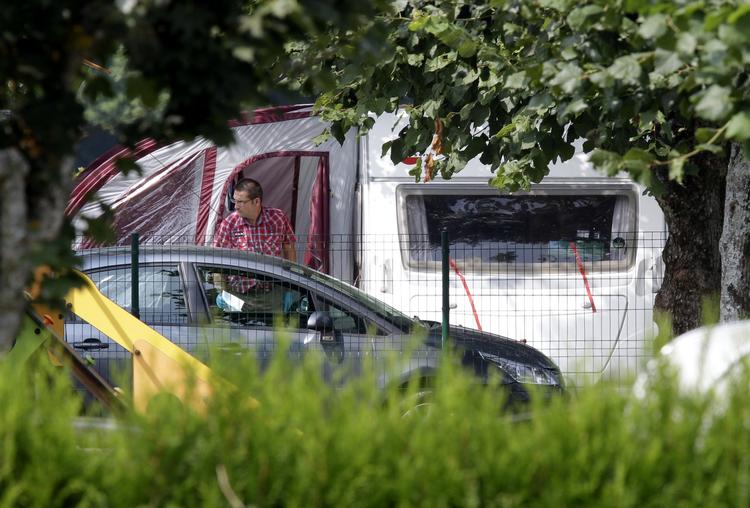Fire voksne blev onsdag dræbt ved Annecy-søen i det sydøstlige Frankrig. To små piger overlevede - den ene behandles fortsat i Grenoble. 