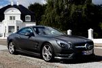 Betaget. Med taget oppe minder Mercedes-Benz SL 500 om en coupé. 20 sekunders knaptryk forvandler den til  en roadster. 