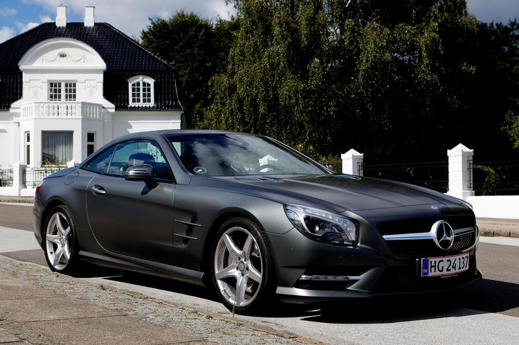 Betaget. Med taget oppe minder Mercedes-Benz SL 500 om en coupé. 20 sekunders knaptryk forvandler den til  en roadster. 