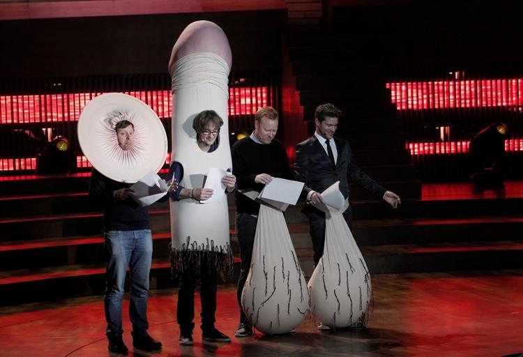 Seerstorm. Over 200 danskere klagede over, at DR afsluttede årets Danmarksindsamling med en penis-sketch. 