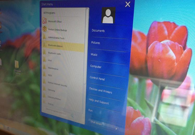 OVERGANGSHJÆLP. Samsung er begyndt at lægge en Start-menu på deres kommende Windows 8-maskiner, nu hvor Microsoft har valgt at fjerne den. (Foto: Mashable.com) 
